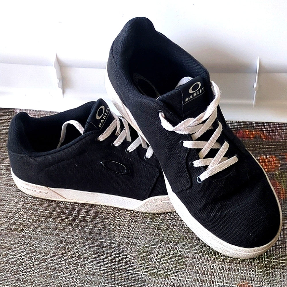 Oakley Canvas Tennis Sneakers in Black and White Women's Size 8.5